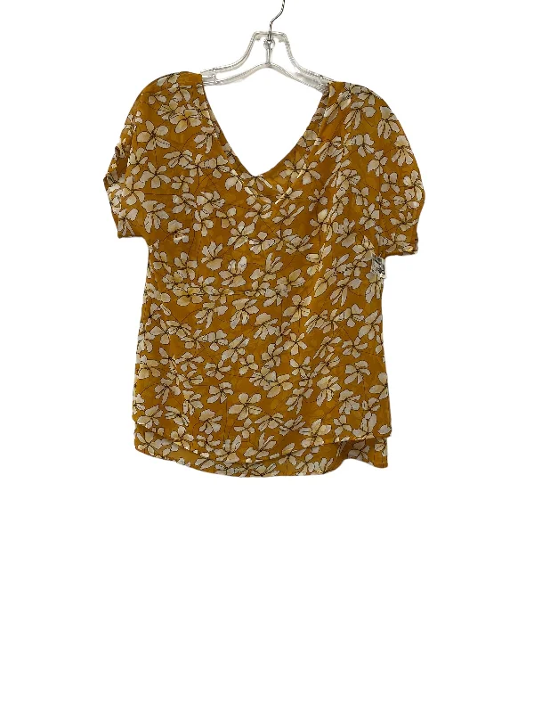 women's T-shirts with wrinkle-resistant materialYellow Top Short Sleeve Cabi, Size Xs